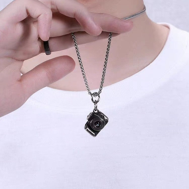 Collier de projection photo personnalisé cadeau commémoratif collier rétro en acier titane pour appareil photo pendentif simple pour homme au design de style froid 