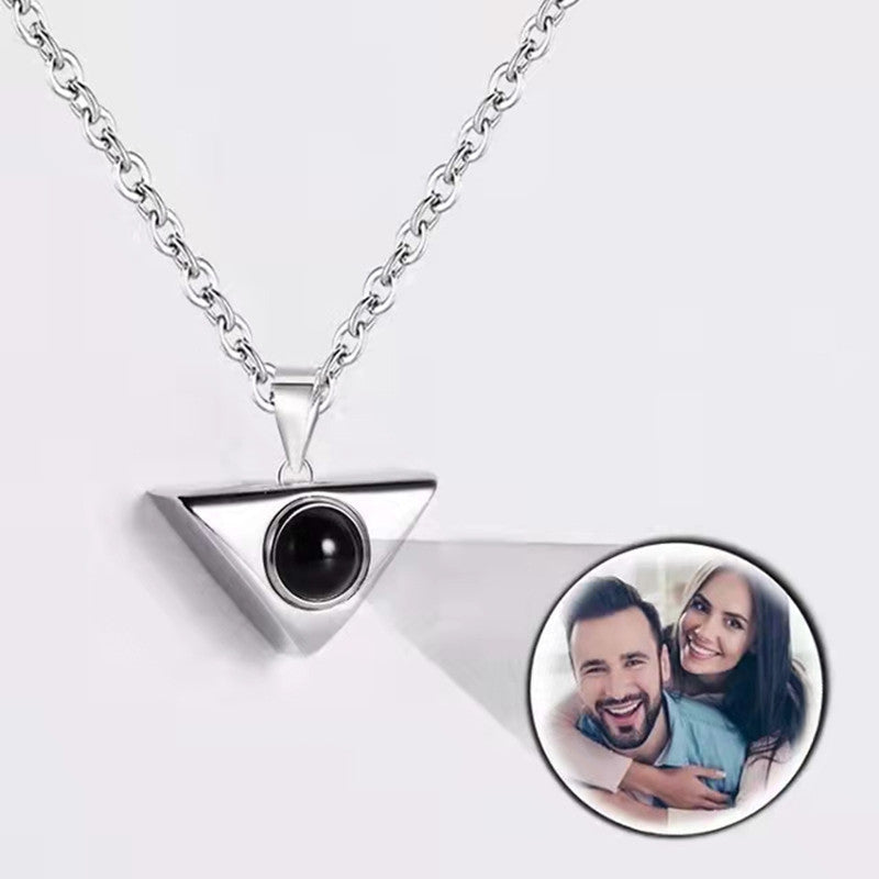 Collier personnalisé avec photo de projection de pyramide en triangle doré pour femme