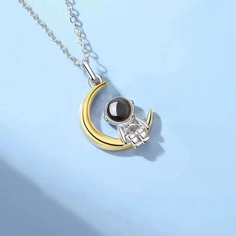 Collier de projection d'étoiles et de lune d'astronaute personnalisé 